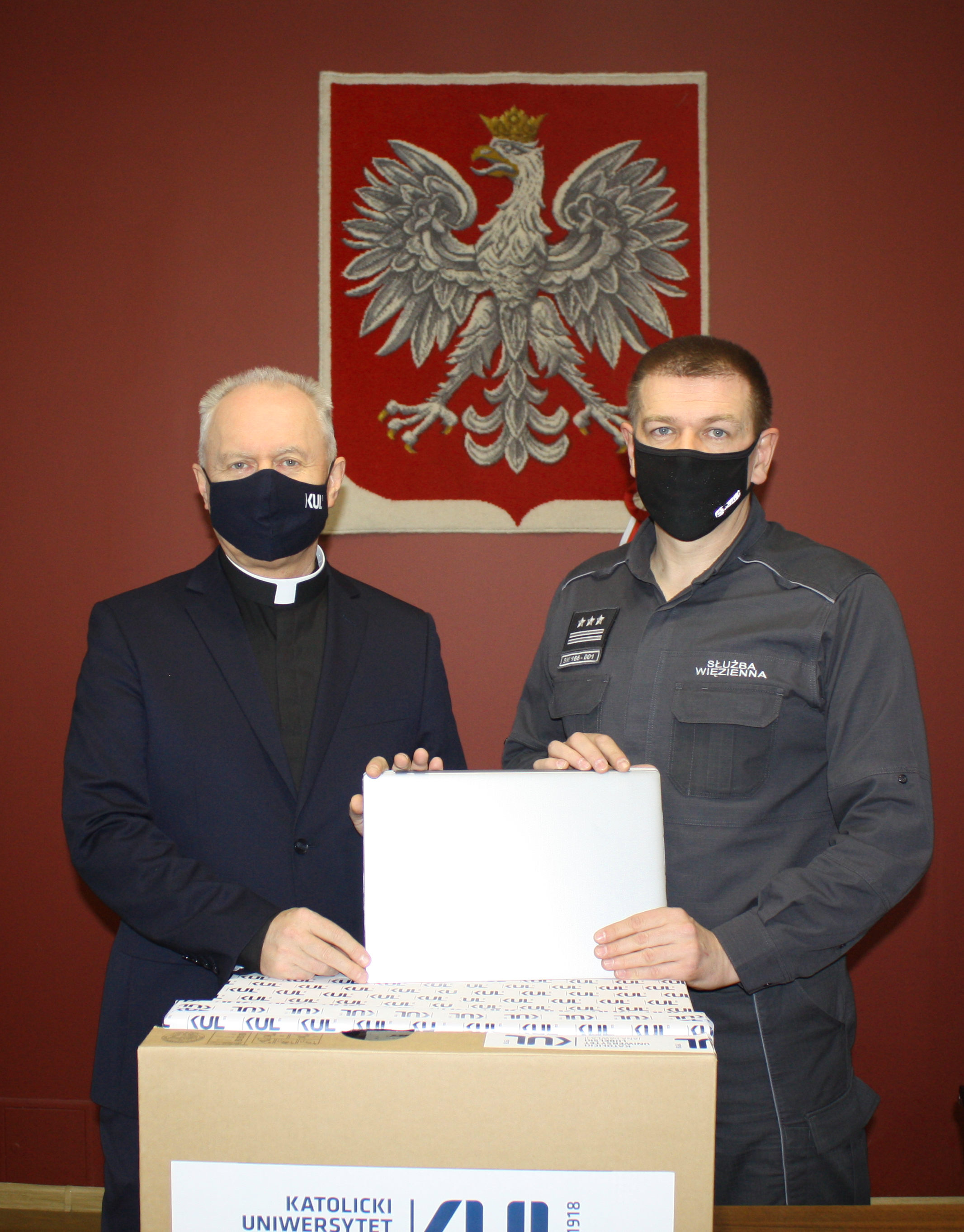 Przekazanie laptopów studentom KUL z Aresztu Śledczego w Lublinie